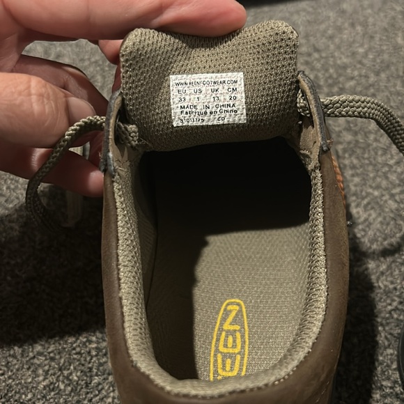 Keen boys’ casual shoes size 1. - Picture 4 of 5